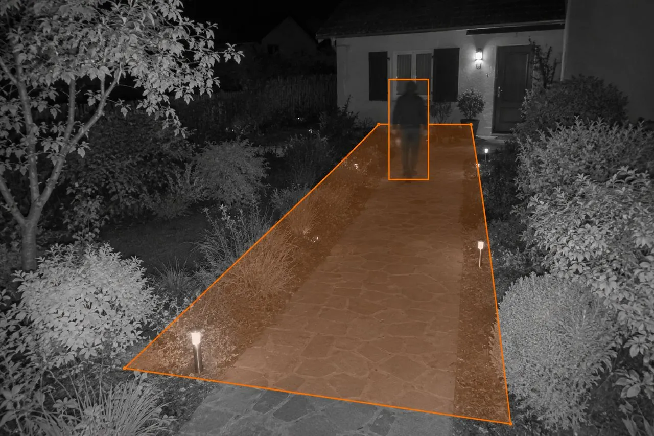 Image infrarouge de nuit où une silhouette est encadrée par la détection de mouvement